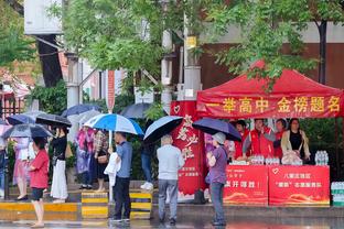 比尔谈三巨头：我们都习惯围绕自己建立体系 布克做出了重大牺牲